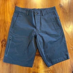 The North Face men’s shorts gray, multiple zip back pockets. New without tags 30